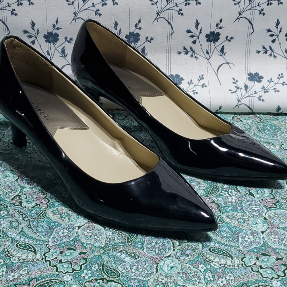 George, shiny, black, pointed toe pumps